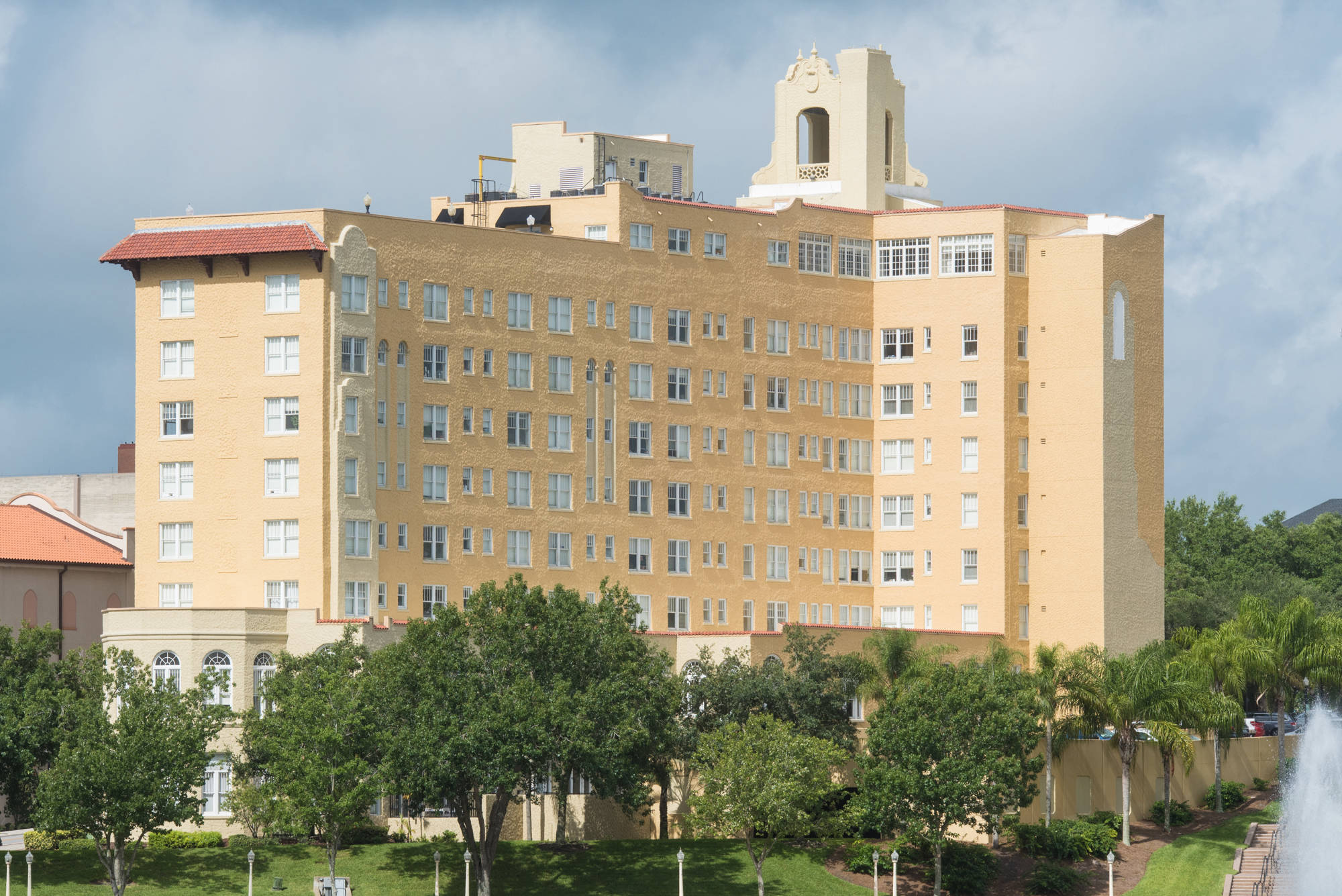 Lake Mirror Tower was originally built in 1926 as the New Florida Hotel. The eight-story structure was purchased by the City of Lakeland and renovated in 2004. It now has 76 apartments.