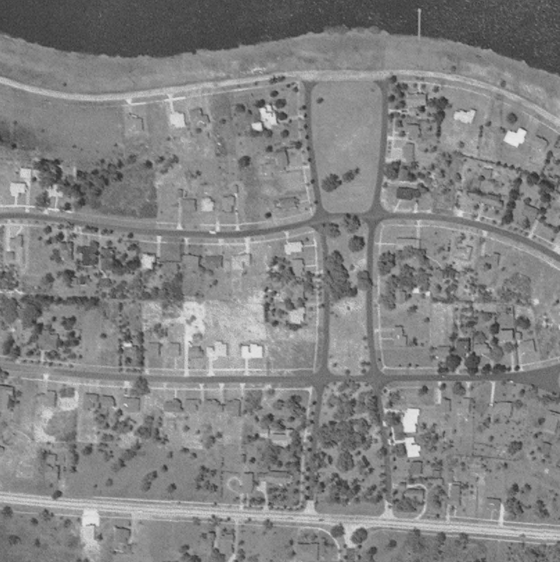 An aerial photo of Shore Acres and Interlachen Park in 1952.